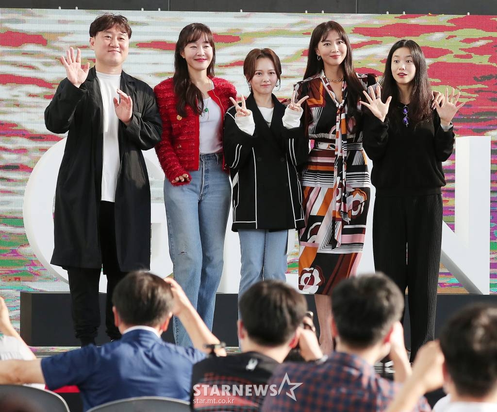 김용완 감독, 배우 엄지원, 정지소, 오윤아, 이설이 9일 오후 부산 해운대구 우동 영화의 전당에서 진행된 제26회 부산국제영화제 초청작 '방법 재차의' 야외 무대인사에 참석해 포즈를 취하고 있다. 2021.10.09 /사진=김창현 기자 chmt@