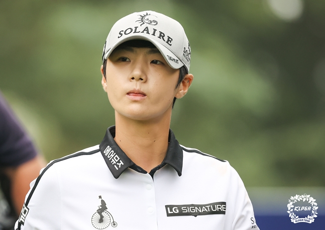 박성현이 지난 7일 제21회하이트진로챔피언십 1라운드 2번홀에서 티샷 후 이동하고 있다./사진=KLPGA