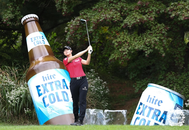 박성현이 지난 9일 하이트진로챔피언십 3라운드 17번홀에서 티샷을 하고 있다./사진=KLPGA