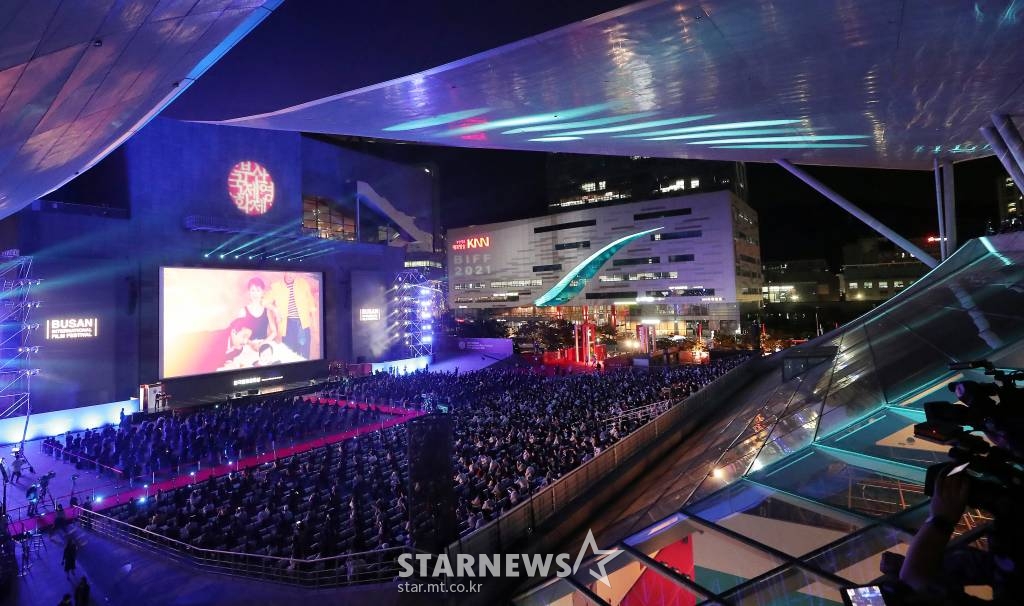 제26회 부산국제영화제(BIFF) 개막식이 6일 오후 부산 해운대구 영화의전당에서 진행되고 있다. 2021.10.06 /사진=김창현 기자 chmt@