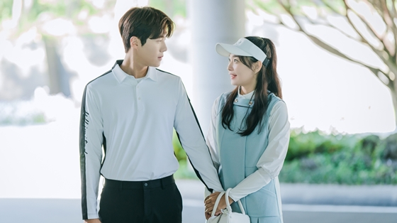 tvN 토일드라마 '갯마을 차차차'의 김선호(사진 왼쪽)와 신민아가 2021년 10월 드라마 배우 브랜드 평판에서 2위, 3위를 각각 차지했다./사진=tvN