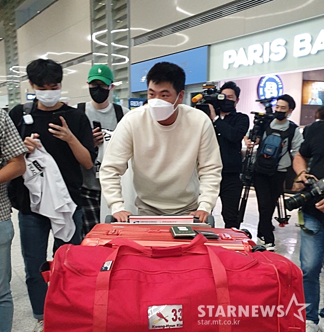 김광현이 11일 오후 인천국제공항을 통해 입국하고 있다./사진=심혜진 기자