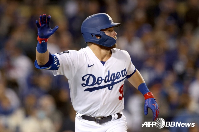 LA 다저스의 개빈 럭스가 12일(한국시간) 미국 다저 스타디움에서 열린 샌프란시스코와 2021 NLDS 3차전에서 9회말 홈런성 타구를 날리고 배트플립을 하고 있다. /AFPBBNews=뉴스1