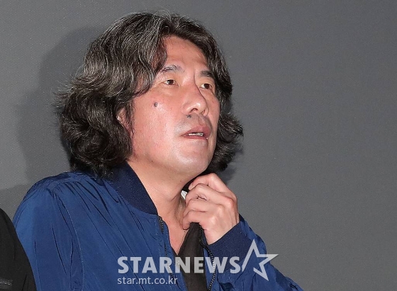 배우 오달수가 13일 오후 서울 송파구 파크하비오점에서 열린 독립영화 '요시찰' 언론시사회에 참석해 관객석을 바라보고 있다.  '요시찰'은 모든 것이 통제 되고, 정해진 규정 안에서 살아야하는 감옥을 배경으로, 그 속에서 일어나는 사건을 그린 작품이다. 2021.10.13 /사진=김창현 기자 chmt@