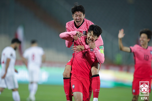 손흥민(아래)이 지난 12일 이란 아자디 스타디움에서 열린 이란과의 2022 카타르 월드컵 아시아 최종예선 4차전에서 선제골을 넣은 뒤 황의조와 함께 기뻐하고 있는 모습. /사진=대한축구협회