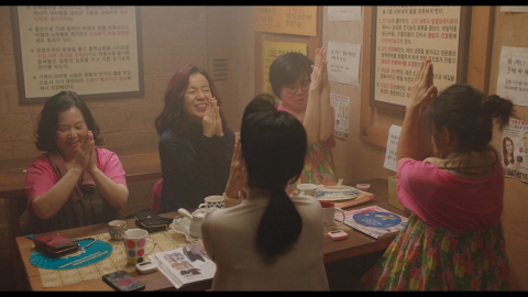 '같은 속옷을 입은 두 여자' 스틸. 이번 부산국제영화제에서 5관왕에 올라 가장 화제작으로 꼽힌다.