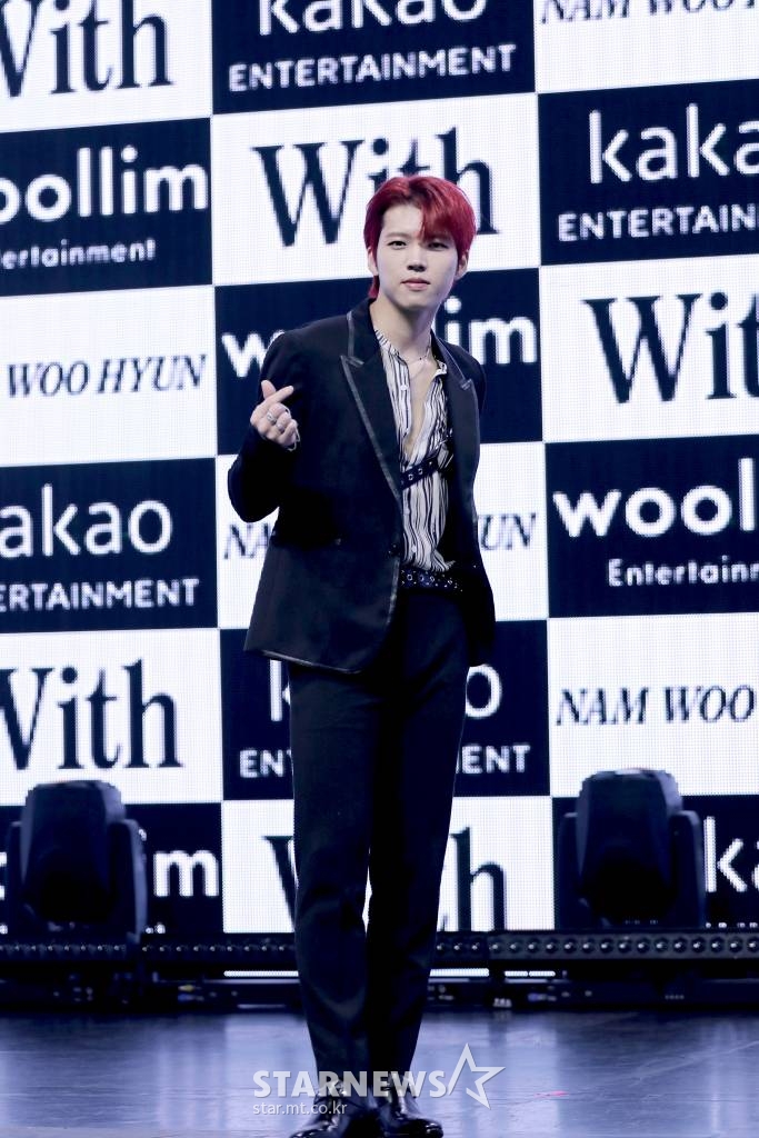 가수 남우현이 19일 오후 온라인으로 진행된 네 번째 미니 앨범 '위드(With)' 쇼케이스에 참석해 포즈를 취하고 있다.  '위드'는 남우현이 약 2년 5개월 만에 선보이는 새 미니 앨범이다. 컴백을 기다려준 팬들과 함께하고자 하는 남우현의 의지를 담았다. / 사진제공 = 울림엔터테인먼트 /사진=김창현 기자 chmt@