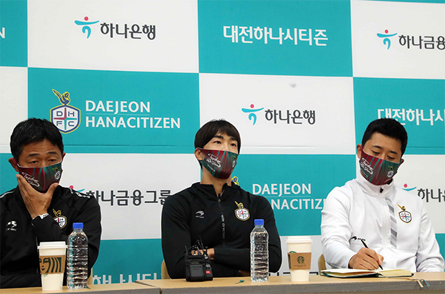 20일 미디어데이에 참석한 마사(가운데). /사진=대전하나시티즌