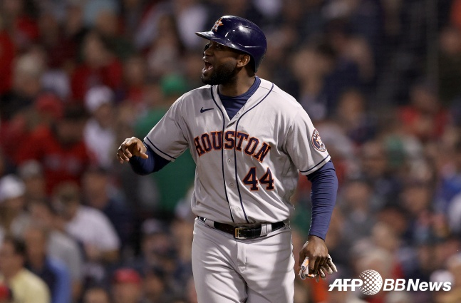 휴스턴의 요르단 알바레즈가 20일(한국시간) 미국 보스턴 펜웨이파크에서 열린 2021 ALCS 5차전에서 6회초 2타점 적시 2루타를 때려낸 뒤 세리머니를 하고 있다./AFPBBNews=뉴스1