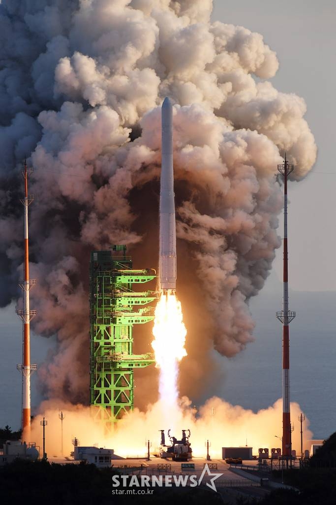 한국형 발사체 누리호(KSLV-ll)가 21일 고흥군 나로우주센터 제2발사대에서 화염을 내뿜으며 힘차게 날아오르고 있다. / 사진공동취재단 /사진=사진공동취재단