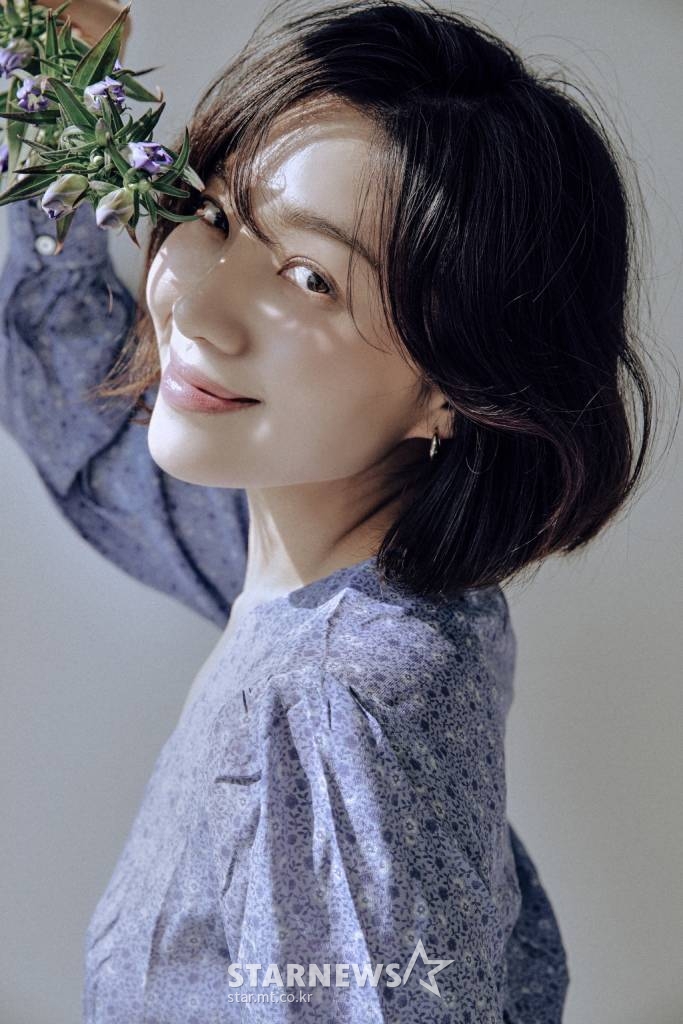 영화 '당신은 믿지 않겠지만'(감독 이시이 유야)의 주연배우 최희서가 25일 오후 진행된 온라인 라운드 인터뷰를 위해 포즈를 취하고 있다. 서로 다른 마음의 상처를 가진 일본과 한국의 가족이 서울에서 우연히 만나 운명 같은 여정을 떠나는 힐링 미라클 영화 '당신은 믿지 않겠지만'은 오는 28일 개봉된다. /사진제공=사람엔터테인먼트 2021.10.25 /사진=이동훈 기자 photoguy@