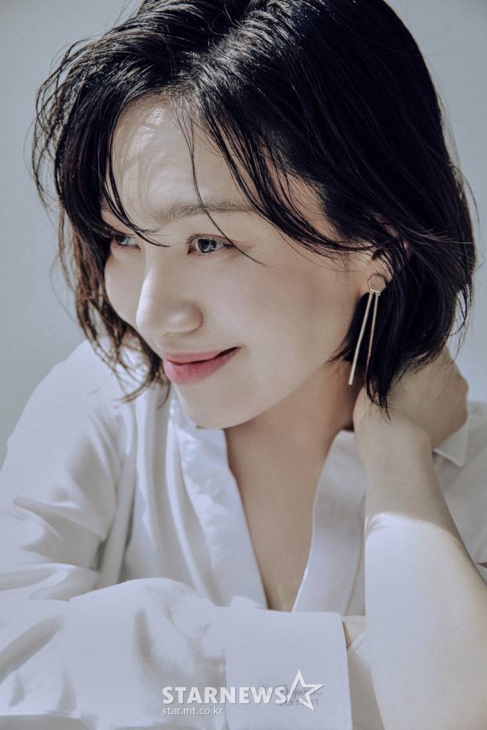 영화 '당신은 믿지 않겠지만'(감독 이시이 유야)의 주연배우 최희서가 25일 오후 진행된 온라인 라운드 인터뷰를 위해 포즈를 취하고 있다. 서로 다른 마음의 상처를 가진 일본과 한국의 가족이 서울에서 우연히 만나 운명 같은 여정을 떠나는 힐링 미라클 영화 '당신은 믿지 않겠지만'은 오는 28일 개봉된다. /사진제공=사람엔터테인먼트 2021.10.25 /사진=이동훈 기자 photoguy@