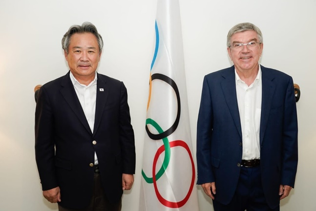 제25차 ANOC총회에서 만난 이기흥(왼쪽) 대한체육회장과 토마스 바흐 IOC 위원장. /사진=대한체육회