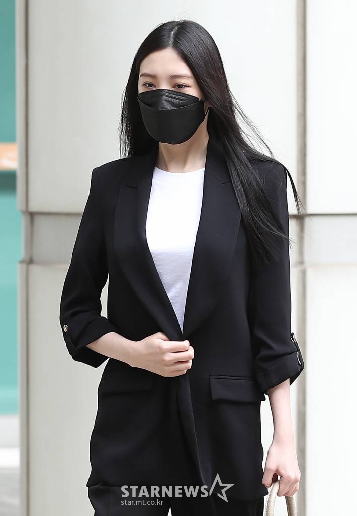 음주운전을 하다 교통사고를 낸 아이돌 그룹 애프터스쿨 출신 배우 리지(본명 박수영·29)가 27일 오전 서울 서초구 중앙지방법원에서 진행된 첫 공판에 출석하고 있다. 리지는 지난 5월 8일 오후 10시 12분쯤 서울 강남구 청담동 영동대교 남단 교차로 인근에서 앞서가는 택시를 들이받은 혐의로 적발됐다. 2021.09.27 /사진=김창현 기자 chmt@