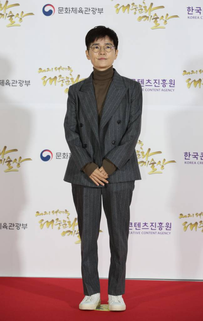 노희경 작가가 28일 오후 서울 장충동 국립극장에서 열린 2021 대한민국 대중문화예술상 시상식에 참석해 포즈를 취하고 있다. /사진제공=한국콘텐츠진흥원 2021.10.28 /사진=이동훈 기자 photoguy@