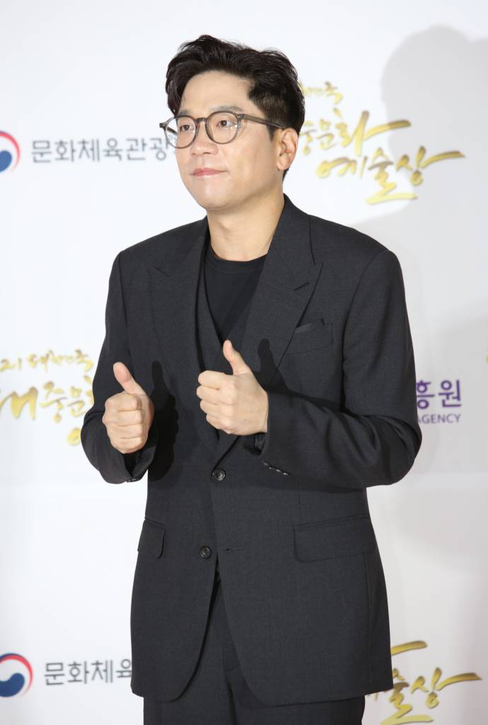 가수 이적이 28일 오후 서울 장충동 국립극장에서 열린 2021 대한민국 대중문화예술상 시상식에 참석해 포즈를 취하고 있다. /사진제공=한국콘텐츠진흥원 2021.10.28 /사진=이동훈 기자 photoguy@