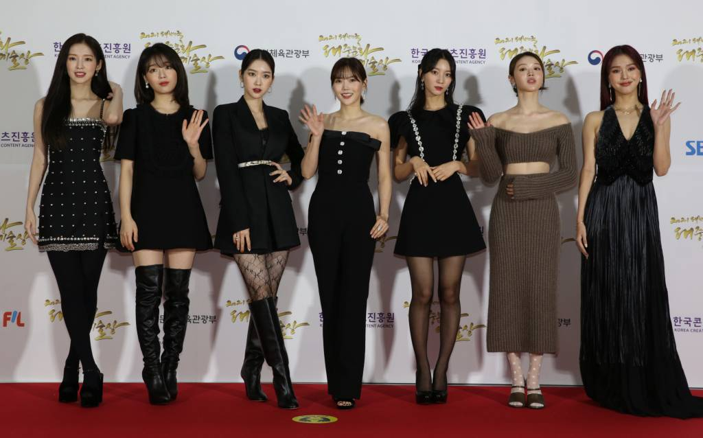 걸그룹 오마이걸이 28일 오후 서울 장충동 국립극장에서 열린 2021 대한민국 대중문화예술상 시상식에 참석해 포즈를 취하고 있다. /사진제공=한국콘텐츠진흥원 2021.10.28 /사진=이동훈 기자 photoguy@