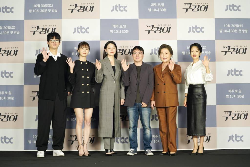 배우 조현철, 김혜준, 이영애, 이정흠 감독, 배우 김해숙, 곽선영이 29일 오후 온라인 생중계로 진행된 JTBC 새 토일극 '구경이' 제작발표회에 참석해 포즈를 취하고 있다. 게임도 수사도 렉 걸리면 못 참는 방구석 의심러 구경이의 하드보일드 코믹 추적극 '구경이'는 오는 30일 첫 방송된다. /사진제공=JTBC 2021.10.29 /사진=이동훈 기자 photoguy@