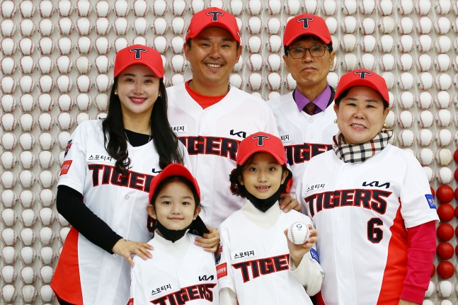 나주환(뒷줄 가운데)이 가족들과 함께 기념 사진을 촬영했다./사진=KIA 타이거즈