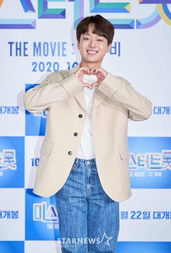 가수 이찬원이 19일 오후 온라인 생중계로 진행된 '미스터트롯 : 더무비' 제작보고회에 참석해 포즈를 취하고 있다. /사진제공=모비 /사진=이동훈 기자 photoguy@