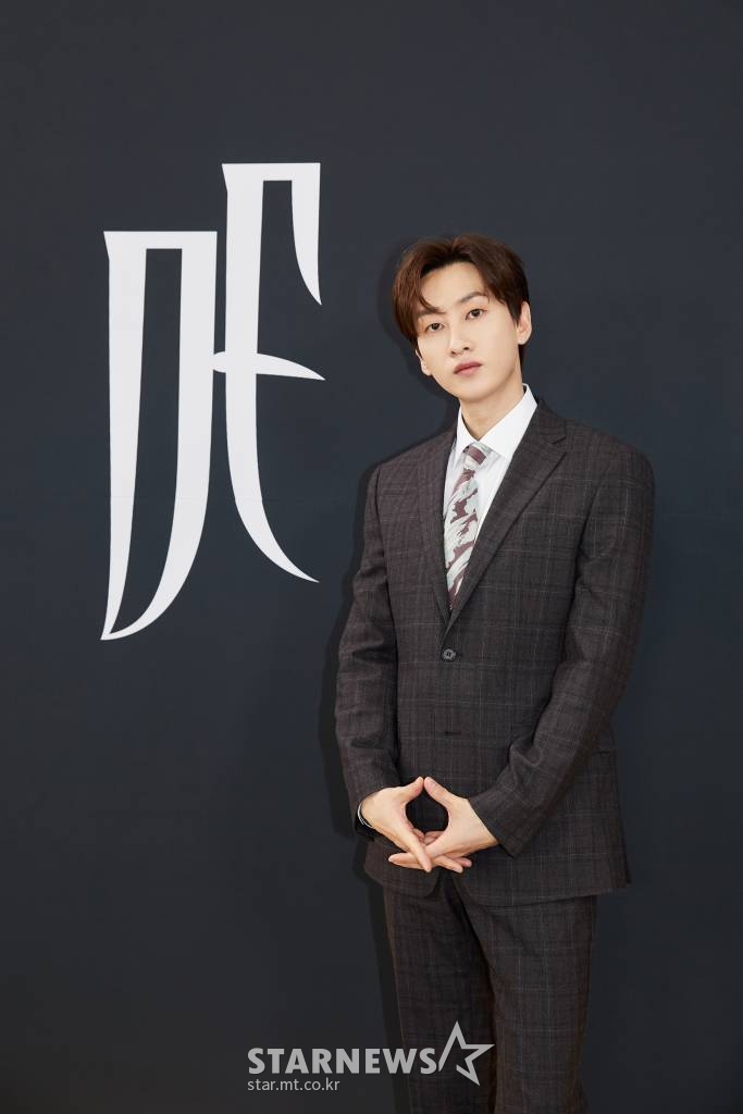 그룹 슈퍼주니어 D&E 은혁이 2일 오전 온라인으로 진행된 첫 번째 정규앨범 'COUNTDOWN'(카운트다운) 발매기념 기자간담회에 참석해 포즈를 취하고 있다. 새 앨범 'COUNTDOWN'은 시작이나 발사 순간을 0으로 하고 계획 개시의 순간부터 시, 분, 초를 거꾸로 세어 가는 행위를 의미하며, 지난 10년의 시간을 토대로 슈퍼주니어-D&E가 새롭게 다시 시작한다는 뜻을 담았다. / 사진제공 = SM엔터테인먼트 /사진=김창현 기자 chmt@
