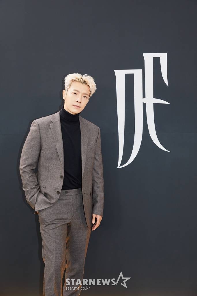 그룹 슈퍼주니어 D&E 동해가 2일 오전 온라인으로 진행된 첫 번째 정규앨범 'COUNTDOWN'(카운트다운) 발매기념 기자간담회에 참석해 포즈를 취하고 있다. 새 앨범 'COUNTDOWN'은 시작이나 발사 순간을 0으로 하고 계획 개시의 순간부터 시, 분, 초를 거꾸로 세어 가는 행위를 의미하며, 지난 10년의 시간을 토대로 슈퍼주니어-D&E가 새롭게 다시 시작한다는 뜻을 담았다. / 사진제공 = SM엔터테인먼트 /사진=김창현 기자 chmt@