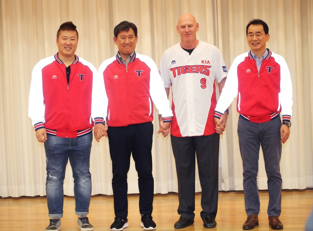 최형우(왼쪽부터 차례로), 조계현 전 단장, 맷 윌리엄스 전 감독, 이화원 전 대표가 2019년 11월 윌리엄스 감독 취임식에서 기념 사진을 촬영 중이다./사진=KIA 타이거즈