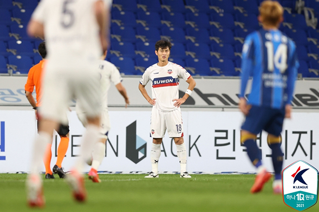 수원FC 양동현이 지난달 31일 울산현대전에서 K리그 개인 통산 100호 골을 성공시킨 뒤 골 세리머니를 펼치고 있다. /사진=한국프로축구연맹