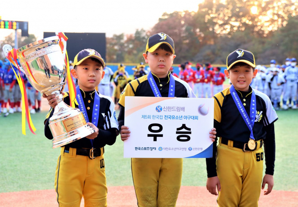 우승을 차지한 경기 남양주야놀유소년야구단 선수들. /사진=대한유소년야구연맹