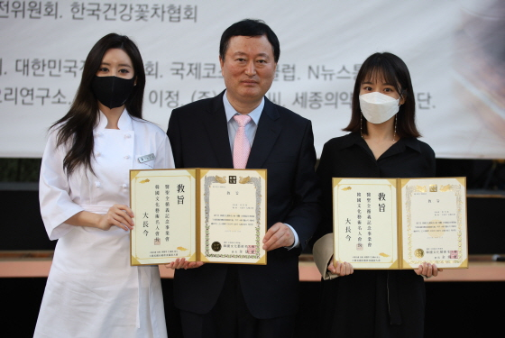 왼쪽부터 대장금 홍보대사 서진영, 전병하 한국문화예술명인회 회장,  대장금 홍보대사 홍아름 /사진제공=한국문화예술명인회