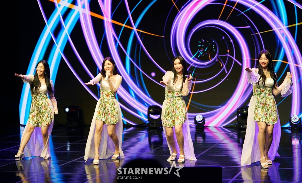 걸그룹 '브레이브걸스'(BraveGirls)가 17일 오후 온라인 생중계로 진행된 미니 5집 '서머 퀸(Summer Queen) 발매 쇼케이스에서 신곡을 선보이고 있다. /사진제공=브레이브엔터테인먼트 2021.06.17