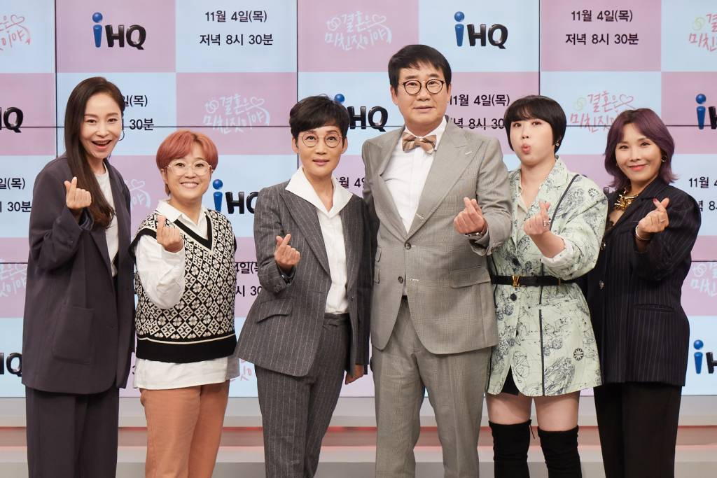 방송인 여윤정, 송은이, 팽현숙, 최양락, 권진영, 신봉선이 4일 오후 온라인으로 진행된 채널 IHQ의 예능프로그램 '결혼은 미친 짓이야' 제작발표회에 참석해 포즈를 취하고 있다. '결혼은 미친 짓이야'는 기혼인 선후배를 바라보는 미혼 개그우먼 송은이, 신봉선의 결혼에 대한 백만 가지 독한 수다로, 미혼 여성들의 심리를 대변하는 기회이자 부부 관찰을 통한 공감대를 형성하는 프로그램이다. / 사진제공 = IHQ /사진=김창현 기자 chmt@