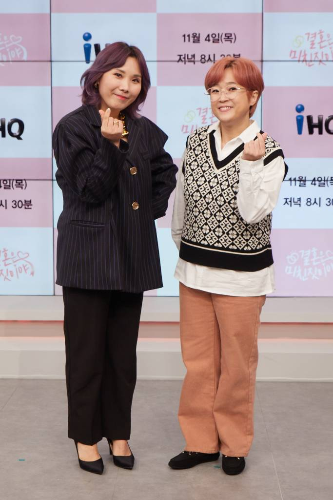 개그우먼 신봉선이 4일 오후 온라인으로 진행된 채널 IHQ의 예능프로그램 '결혼은 미친 짓이야' 제작발표회에 참석해 포즈를 취하고 있다. '결혼은 미친 짓이야'는 기혼인 선후배를 바라보는 미혼 개그우먼 송은이, 신봉선의 결혼에 대한 백만 가지 독한 수다로, 미혼 여성들의 심리를 대변하는 기회이자 부부 관찰을 통한 공감대를 형성하는 프로그램이다. / 사진제공 = IHQ /사진=김창현 기자 chmt@