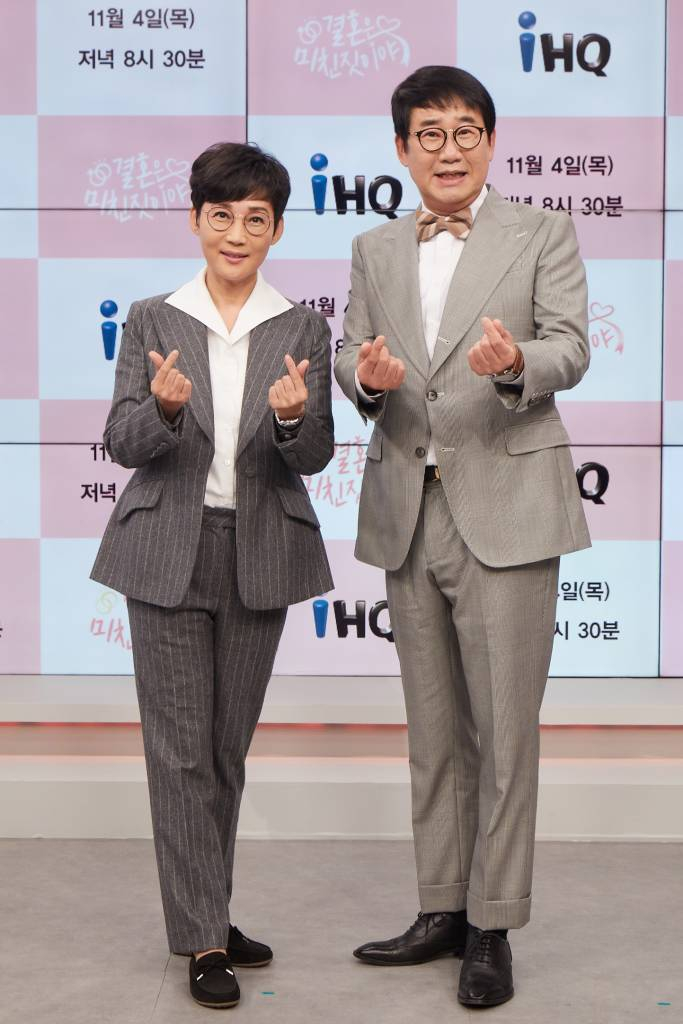 코미디언 팽현숙, 최양락 부부가 4일 오후 온라인으로 진행된 채널 IHQ의 예능프로그램 '결혼은 미친 짓이야' 제작발표회에 참석해 포즈를 취하고 있다. '결혼은 미친 짓이야'는 기혼인 선후배를 바라보는 미혼 개그우먼 송은이, 신봉선의 결혼에 대한 백만 가지 독한 수다로, 미혼 여성들의 심리를 대변하는 기회이자 부부 관찰을 통한 공감대를 형성하는 프로그램이다. / 사진제공 = IHQ /사진=김창현 기자 chmt@