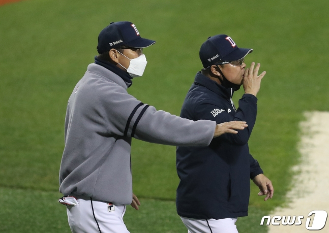 5회 정수빈의 3피트 수비 방해 비디오 판독에 대해 김태형(오른쪽) 두산 감독이 심판진에 설명을 요청하고 있다. /사진=뉴스1
