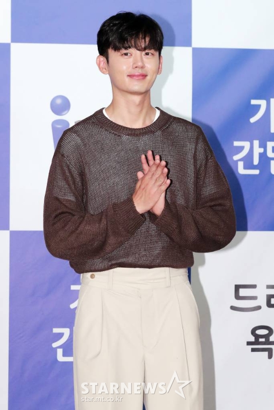 배우 이지훈이 5월 20일 오후 서울 중구 롯데호텔에서 열린 IHQ 채널 개국 및 드라마 '욕망' 기자간담회에 참석해 포즈를 취하고 있다./사진=김창현 기자 chmt@