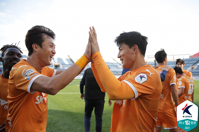 6일 열린 수원삼성전 2-0 승리 이후 팀 동료 김오규와 기뻐하고 있는 제주유나이티드 주민규(오른쪽). /사진=한국프로축구연맹