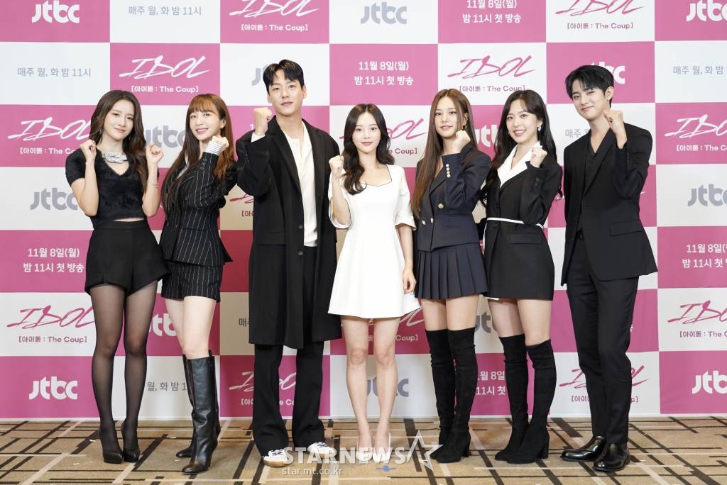 추소정, 안희연, 곽시양, 한소은, 안솔빈, 김지원, 김민규가 8일 오후 온라인 생중계로 진행된 JTBC 월화드라마 'IDOL [아이돌 : The Coup]' 제작발표회에 참석해 포즈를 취하고 있다.  실패한 꿈과 헤어지지 못하는 이들을 위한 아주 특별한 안내서로 당당하게 내 꿈에 사표를 던지는 청춘들의 이야기를 담은 드라마 '아이돌'은 오늘(8일) 첫 방송된다. /사진제공=JTBC 2021.11.08 /사진=이동훈 기자 photoguy@