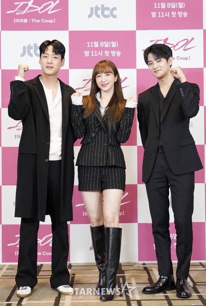 곽시양, 안희연, 김민규가 8일 오후 온라인 생중계로 진행된 JTBC 월화드라마 'IDOL [아이돌 : The Coup]' 제작발표회에 참석해 포즈를 취하고 있다.  실패한 꿈과 헤어지지 못하는 이들을 위한 아주 특별한 안내서로 당당하게 내 꿈에 사표를 던지는 청춘들의 이야기를 담은 드라마 '아이돌'은 오늘(8일) 첫 방송된다. /사진제공=JTBC 2021.11.08 /사진=이동훈 기자 photoguy@