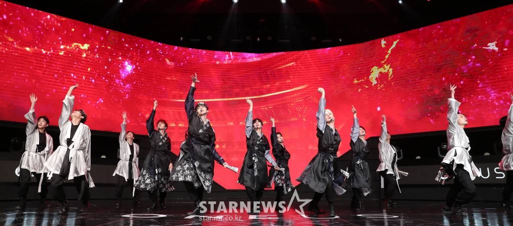 그룹 원어스(ONEUS)가 9일 오후 서울 중구 롯데피트인에서 진행된 여섯 번째 미니앨범 '블러드 문 (BLOOD MOON)' 발매 기념 쇼케이스에서 멋진 무대를 선보이고 있다. 이번 앨범 원어스가 보여줄 매력은 한국적 멋. '적월도(赤月圖)'의 전설에 대한 신비로운 이야기를 담은 새 앨범은 전통적이면서도 세련된 무드의 스타일링, 원어스의 한층 업그레이드된 강렬한 퍼포먼스가 만나 역대급 시너지를 발휘할 것으로 기대를 모은다. 2021.11.09 /사진=김창현 기자 chmt@