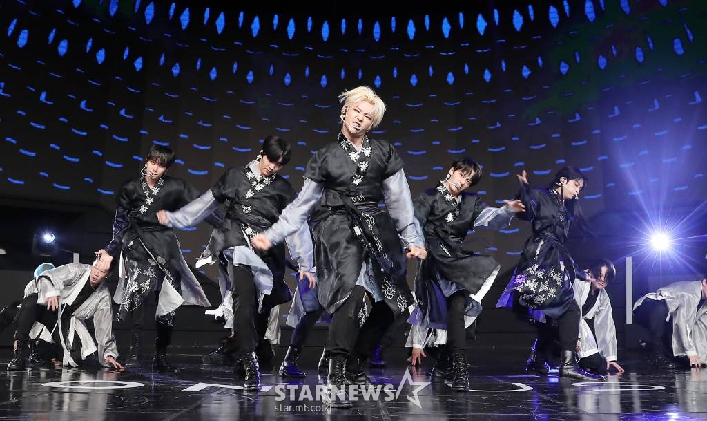 그룹 원어스(ONEUS)가 9일 오후 서울 중구 롯데피트인에서 진행된 여섯 번째 미니앨범 '블러드 문 (BLOOD MOON)' 발매 기념 쇼케이스에서 멋진 무대를 선보이고 있다. 이번 앨범 원어스가 보여줄 매력은 한국적 멋. '적월도(赤月圖)'의 전설에 대한 신비로운 이야기를 담은 새 앨범은 전통적이면서도 세련된 무드의 스타일링, 원어스의 한층 업그레이드된 강렬한 퍼포먼스가 만나 역대급 시너지를 발휘할 것으로 기대를 모은다. 2021.11.09 /사진=김창현 기자 chmt@