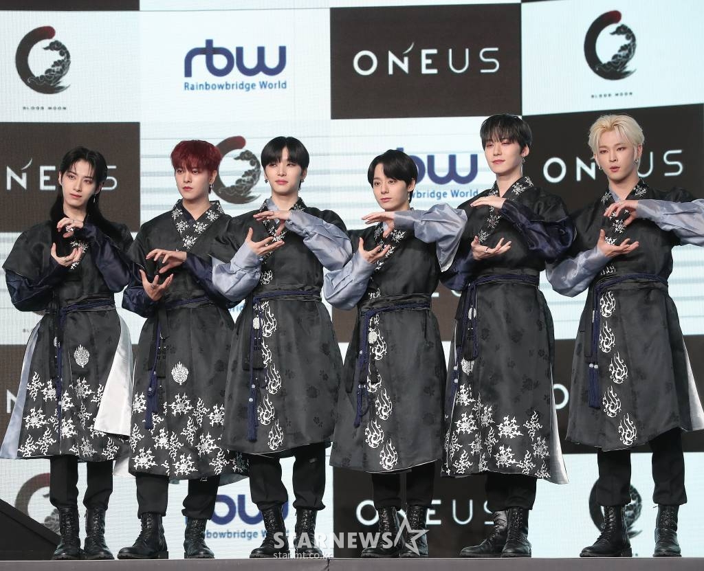 그룹 원어스(ONEUS)가 9일 오후 서울 중구 롯데피트인에서 진행된 여섯 번째 미니앨범 '블러드 문 (BLOOD MOON)' 발매 기념 쇼케이스에서 포즈를 취하고 있다. 이번 앨범 원어스가 보여줄 매력은 한국적 멋. '적월도(赤月圖)'의 전설에 대한 신비로운 이야기를 담은 새 앨범은 전통적이면서도 세련된 무드의 스타일링, 원어스의 한층 업그레이드된 강렬한 퍼포먼스가 만나 역대급 시너지를 발휘할 것으로 기대를 모은다. 2021.11.09 /사진=김창현 기자 chmt@