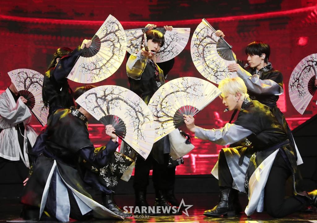 그룹 원어스(ONEUS) 서호가 9일 오후 서울 중구 롯데피트인에서 진행된 여섯 번째 미니앨범 '블러드 문 (BLOOD MOON)' 발매 기념 쇼케이스에서 멋진 무대를 선보이고 있다. 이번 앨범 원어스가 보여줄 매력은 한국적 멋. '적월도(赤月圖)'의 전설에 대한 신비로운 이야기를 담은 새 앨범은 전통적이면서도 세련된 무드의 스타일링, 원어스의 한층 업그레이드된 강렬한 퍼포먼스가 만나 역대급 시너지를 발휘할 것으로 기대를 모은다. 2021.11.09 /사진=김창현 기자 chmt@