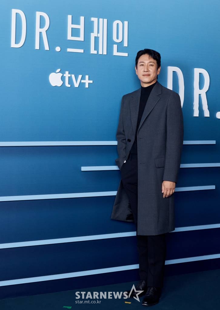 배우 이선균이 3일 오전 온라인 생중계로 진행된 Apple TV 플러스 오리지널 'Dr.브레인' 제작발표회에 참석해 포즈를 취하고 있다. 천재 과학자 '세원'이 가족에게 일어난 일을 밝히기 위해 죽은자들의 뇌에 접속하면서 벌어지는 이야기 'Dr.브레인'은 내일(4일) Apple TV 플러스 출시와 함께 공개된다. /사진제공=Apple TV 플러스 2021.11.03 /사진=이동훈 기자 photoguy@