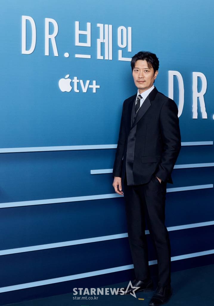 배우 박희순이 3일 오전 온라인 생중계로 진행된 Apple TV 플러스 오리지널 'Dr.브레인' 제작발표회에 참석해 포즈를 취하고 있다. 천재 과학자 '세원'이 가족에게 일어난 일을 밝히기 위해 죽은자들의 뇌에 접속하면서 벌어지는 이야기 'Dr.브레인'은 내일(4일) Apple TV 플러스 출시와 함께 공개된다. /사진제공=Apple TV 플러스 2021.11.03 /사진=이동훈 기자 photoguy@