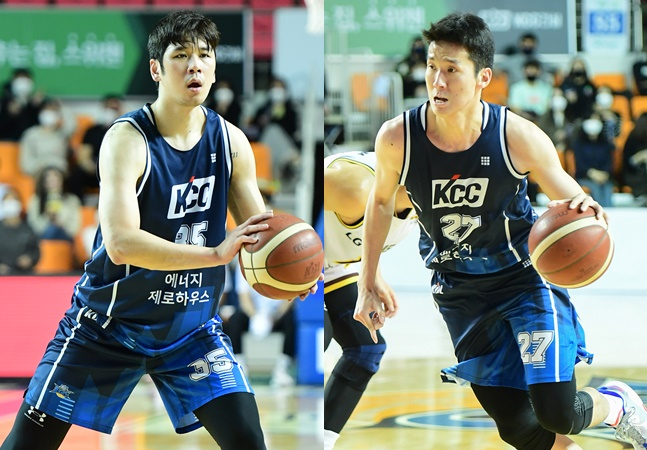 KCC 김상규(왼쪽)와 전준범. /사진=KBL 제공
