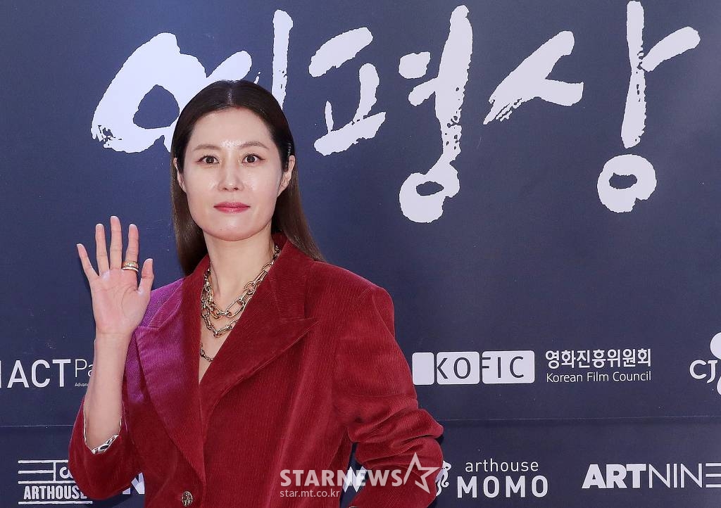 배우 문소리가 10일 오후 서울 중구 순화동 KG타워 하모니홀에서 열린 '제41회 영평상 시상식'에 참석해 포즈를 취하고 있다. 2021.11.10 /사진=김창현 기자 chmt@