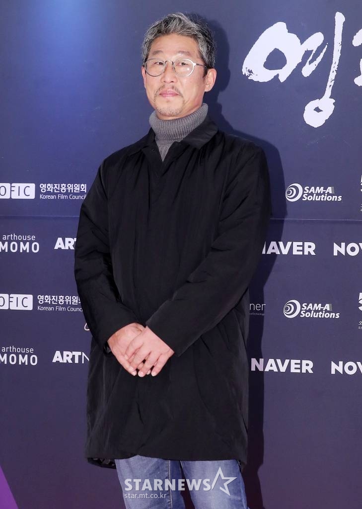 김세겸 작가가 10일 오후 서울 중구 순화동 KG타워 하모니홀에서 열린 '제41회 영평상 시상식'에 참석해 포즈를 취하고 있다. 2021.11.10 /사진=김창현 기자 chmt@