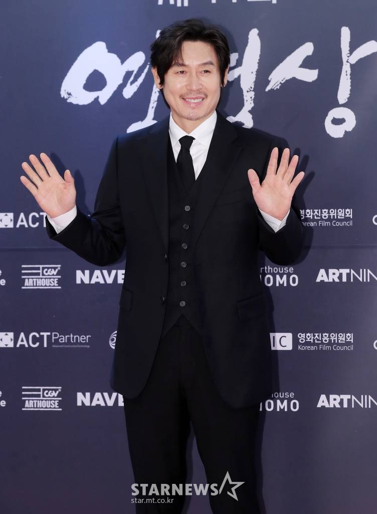 배우 설경구가 10일 오후 서울 중구 순화동 KG타워 하모니홀에서 열린 '제41회 영평상 시상식'에 참석해 포즈를 취하고 있다. 2021.11.10 /사진=김창현 기자 chmt@
