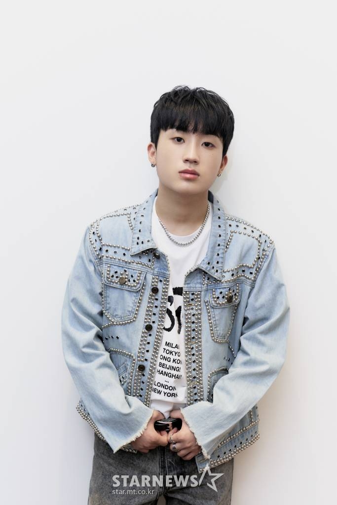 가수 디아크(D.Ark)가 13일 오후 온라인 생중계로 진행된 'EP1 GENIUS' 앨범 발매 쇼케이스에 앞서 포즈를 취하고 있다. /사진제공=피네이션 2021.05.13 /사진=이동훈 기자 photoguy@
